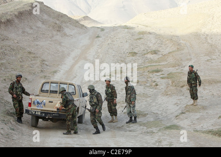 Soldati afgani di pattuglia, Feyzabad, Afghanistan Foto Stock