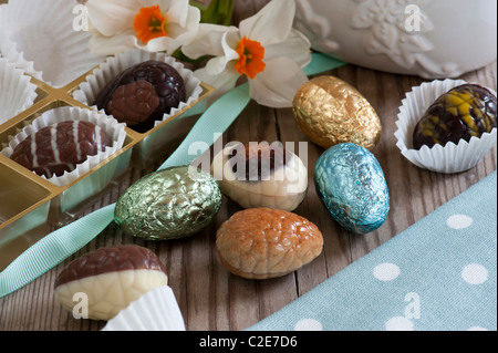 Una selezione di mini uova di pasqua di cioccolato. Il latte, la pianura e la stagnola avvolto. Foto Stock