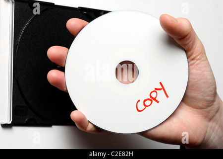 Mano ferma un CD digitale, DVD e il coperchio. I dati digitali di storage. Foto Stock