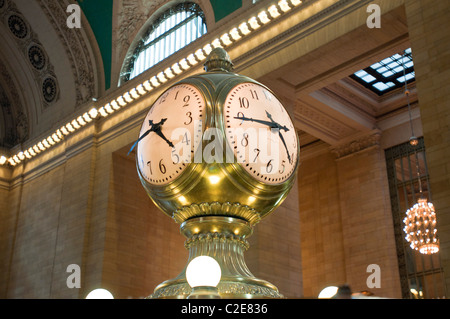 Quattro-di fronte orologio sulla parte superiore delle informazioni stand al Grand Central Terminal, NYC Foto Stock