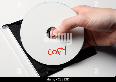 Mano ferma un CD digitale, DVD e il coperchio. I dati digitali di storage. Foto Stock