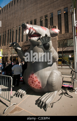 L'Unione ratto gigante a Teamsters rally di fronte casa d'aste Christie's di New York per protestare contro il mancato utilizzo di manodopera europea Foto Stock