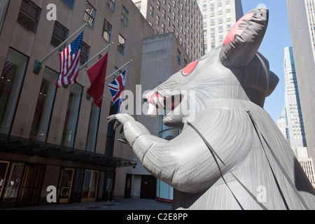 L'Unione ratto gigante a Teamsters rally di fronte casa d'aste Christie's di New York per protestare contro il mancato utilizzo di manodopera europea Foto Stock