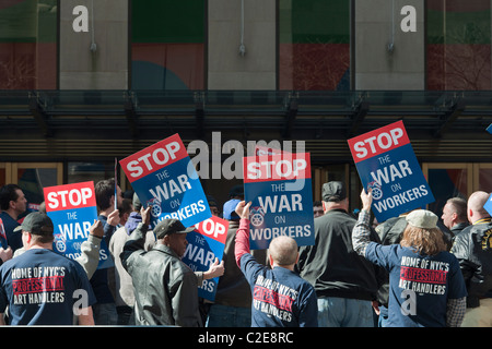 Membri della Teamsters rally di fronte casa d'aste Christie's di New York per protestare contro il mancato utilizzo di manodopera europea Foto Stock