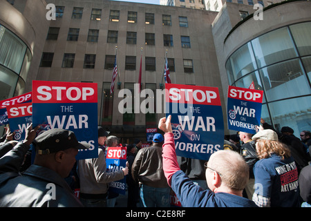 Membri della Teamsters rally di fronte casa d'aste Christie's di New York per protestare contro il mancato utilizzo di manodopera europea Foto Stock