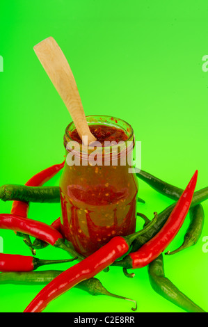 Hot Pepper incolla denominato sambal con molte carni rosse e verdi Foto Stock