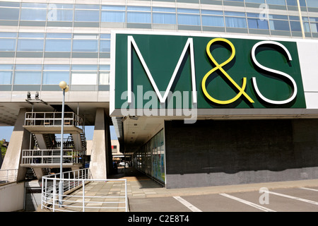 M&S sotto Tolworth Tower, Surbiton, England, Regno Unito Foto Stock