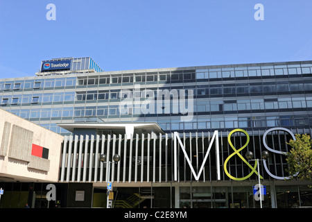 M&S sotto Tolworth Tower, Surbiton, England, Regno Unito Foto Stock