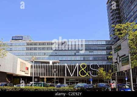 M&S sotto Tolworth Tower, Surbiton, England, Regno Unito Foto Stock