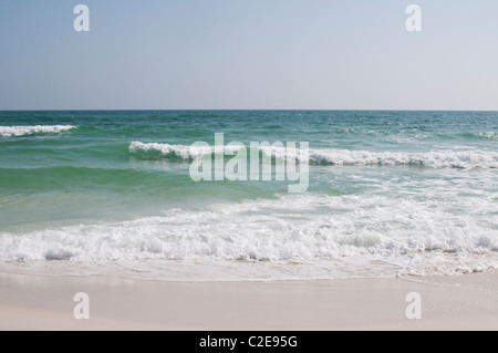 Il Golfo del Messico al rosmarino Beach, FL. Il rosmarino spiaggia è parte della contea di Walton lungo il panhandle della Florida. Foto Stock