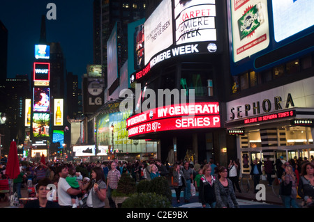 A nord est di Times Square con due Time Square billboard edificio, NASDAQ stock exchange e la Sephora store, Manhattan NYC Foto Stock