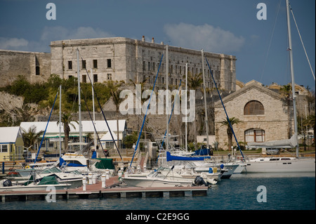 Barche legato fino alla marina del Regio Arsenale, Sandys parrocchia, Irlanda Isola, Bermuda. Foto Stock