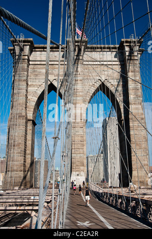 Ponte di Brooklyn, Manhattan torre laterale e web-come la disposizione dei cavi visto dalla strada pedonale, New York City, Stati Uniti d'America Foto Stock