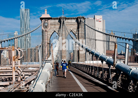 Pedoni e Ponte di Brooklyn, Manhattan torre laterale e web-come la disposizione dei cavi visto dalla strada pedonale, New York City Foto Stock