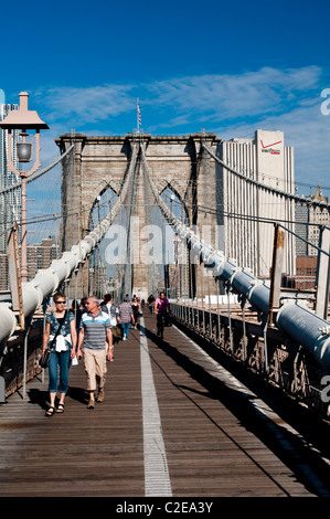 Pedoni e Ponte di Brooklyn, Manhattan torre laterale e web-come la disposizione dei cavi visto dalla strada pedonale, New York City, Foto Stock