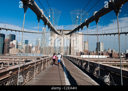 Pedoni e Ponte di Brooklyn, Manhattan torre laterale e web-come la disposizione dei cavi visto dalla strada pedonale, New York City, Foto Stock