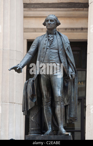 Wall Street bronzo George Washington statua che si trova nella parte anteriore del Federal Hall National Memorial, Manhattan, New York City, Stati Uniti d'America Foto Stock