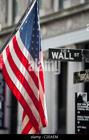 Bandiera americana e Wall Street road cantare, il quartiere finanziario, la parte inferiore di Manhattan, New York City, Stati Uniti d'America Foto Stock