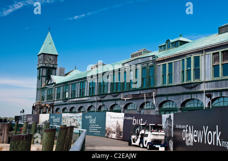 Città del molo A con clock tower, cielo blu di sfondo, Battery Park, Manhattan, New York City, Stati Uniti d'America Foto Stock