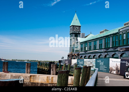 Città del molo A con clock tower, cielo blu di sfondo, Battery Park, Manhattan, New York City, Stati Uniti d'America, Liberty Gateway, George Sears Gr Foto Stock