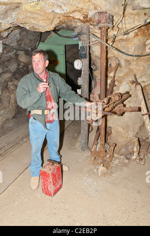 Colorado, Idaho Springs, Phoenix miniera d'oro, il minatore leader tour sotterraneo spiega vecchie miniere Foto Stock