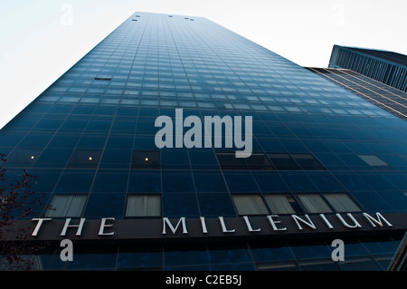 Il Millenium Hilton vetro anteriore edificio, 55 Church Street, il Quartiere Finanziario di Manhattan, New York City, Stati Uniti d'America Foto Stock