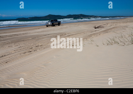 Con quattro ruote motrici del veicolo Teewah sulla spiaggia in Great Sandy National Park Foto Stock