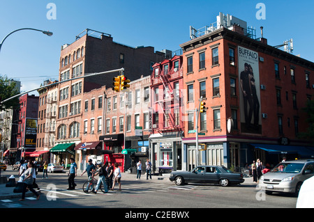 Negozi e facciate di case angolo del West Broadway e West Houston Street, Soho, Manhattan, New York City, Stati Uniti d'America Foto Stock