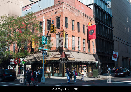 Little Italy Pizzeria palazzo all'angolo del posto all'Università e East 13th Street, Greenwich Village, Manhattan NYC Foto Stock