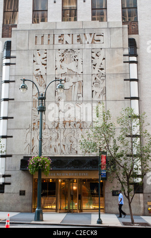 La notizia, Daily News Building, 220 East 42th Street, bassorilievo, Manhattan, New York, USA, New York, NY, New York, Big Apple, M Foto Stock