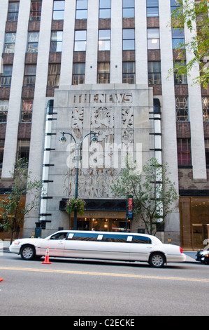 Grande limousine bianca passando la notizia, Daily News Building, 220 East 42th Street, bassorilievo, Manhattan, New York City, Stati Uniti d'America Foto Stock