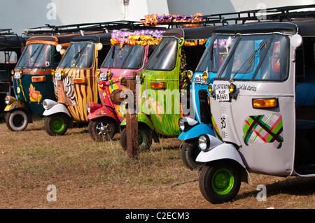 Pimped fino tuk tuks line up per l'inizio dell'esecuzione di risciò a Cochin, India Foto Stock