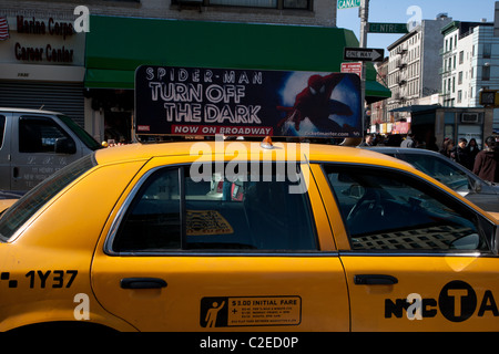 Un giallo taxi con un cartellone pubblicitario per la produzione di Broadway 'Uomo Ragno - spegnere il buio' sul suo tetto. Foto Stock