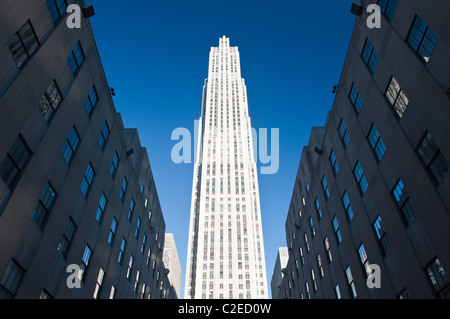 Roccia 30, Rockefeller Center grattacielo, cielo blu sullo sfondo di Manhattan, New York City, Stati Uniti d'America Foto Stock