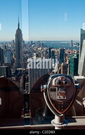 Binocolo di osservazione, Empire State Building e grattacieli visti dalla piattaforma di osservazione del Rockefeller Center di New York City. Foto Stock