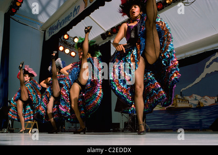 Cancan può (possono) Ragazze, ballerini danzare sul palco Foto Stock