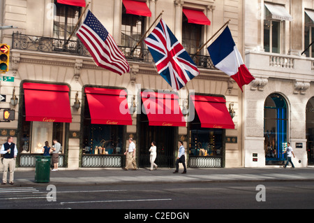 Francese, britannico e Stati Uniti bandiera sulla facciata di Cartier store, Quinta Avenue, Manhattan, New York City, Stati Uniti d'America Foto Stock