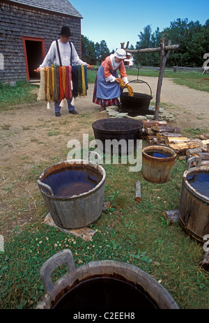 Donna canadese, uomo canadese, la tintura di lana, indossando il costume, Acadian Historical Village, vicino alla città di Caraquet, New Brunswick Provincia, Canada Foto Stock