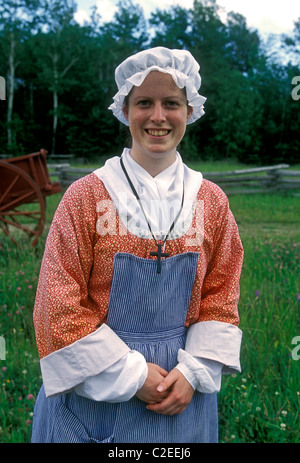 1, una donna canadese, donna canadese indossando costumi d'epoca, Acadian Historical Village, vicino alla città di Caraquet, New Brunswick Provincia, Canada Foto Stock
