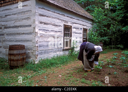 1, una donna canadese, donna canadese indossando costumi d'epoca, Acadian Historical Village, vicino alla città di Caraquet, New Brunswick Provincia, Canada Foto Stock