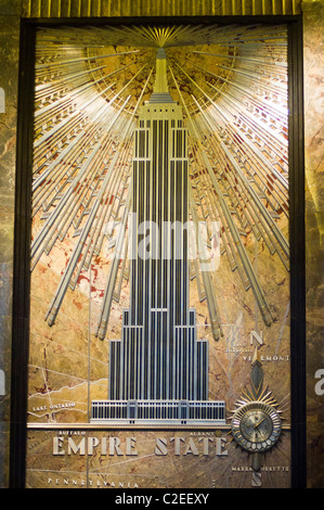 Metallo bassorilievo con Empire State Building in ESB lobby, Manhattan, New York City, Stati Uniti d'America Foto Stock