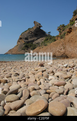 Francia/Provenza/La Ciotat: La Calanque de Figuerolles con la dominante formazione di roccia Bec de l'Aigle. Foto Stock