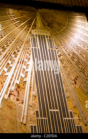 Metallo bassorilievo con Empire State Building in ESB lobby, Manhattan, New York City, Stati Uniti d'America Foto Stock