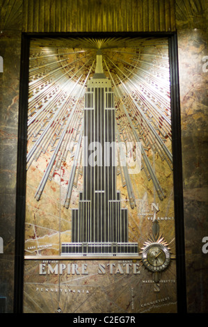 Metallo bassorilievo con Empire State Building in ESB lobby, Manhattan, New York City, Stati Uniti d'America Foto Stock