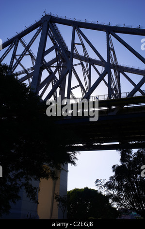 Ciclista sul Ponte Story Brisbane Australia Foto Stock