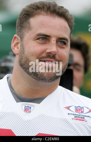 Shaun O'Hara New York Giants treno al Chelsea Football Club's training facility a Cobham, Surrey prima di New York Foto Stock