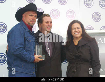 Garth Brooks e membri di RIAA Garth Brooks denominata Best-Selling Solista dalla Recording Industry Association of America Foto Stock