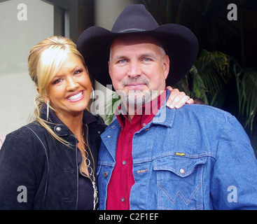 Nancy O'Dell e Garth Brooks Garth Brooks denominata Best-Selling Solista dalla Recording Industry Association of America per Foto Stock