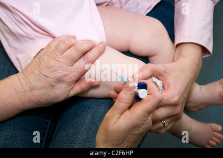 MMR immunizzazione etc / inoculazione / jab / da una siringa in un anno di età / 12 13 dodici tredici mese del bambino / coscia della gamba. Foto Stock