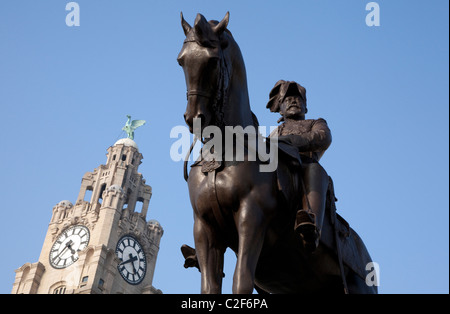 Liverpool: statua del re Edward VII & Royal Liver Building Foto Stock